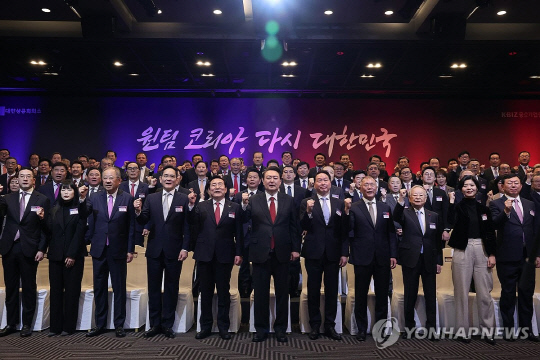 윤석열 대통령이 2일 서울 여의도 중소기업중앙회에서 열린 2024년 경제계 신년 인사회에서 경제 단체장, 기업 회장 등과 경제 도약 원팀 퍼포먼스를 하고 있다. 연합뉴스